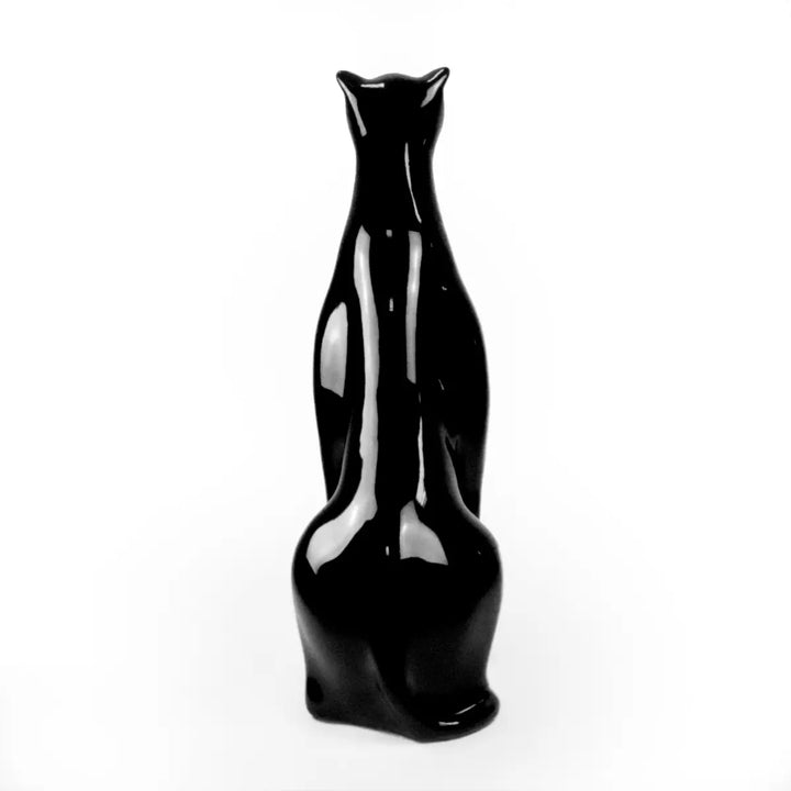 Retro statua nera a forma di pantera. Sfondo bianco
