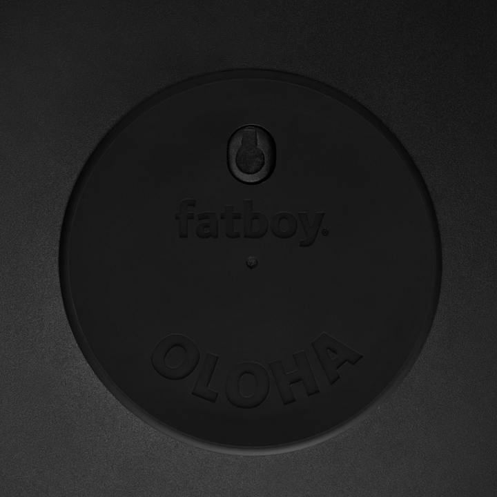 Retro lampada nera con foro per appendere al muro. Scritta Oloha e Fatboy. Sfondo nero