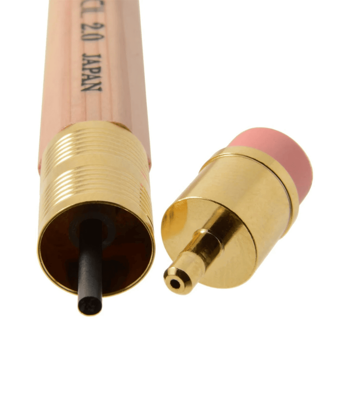 Gomma staccata dal matitone e mina interna grigia. Immagine su sfondo bianco.