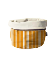 Un sacchetto portapane esterno gessato ocra, interno bianco con cerniera. Sfondo bianco