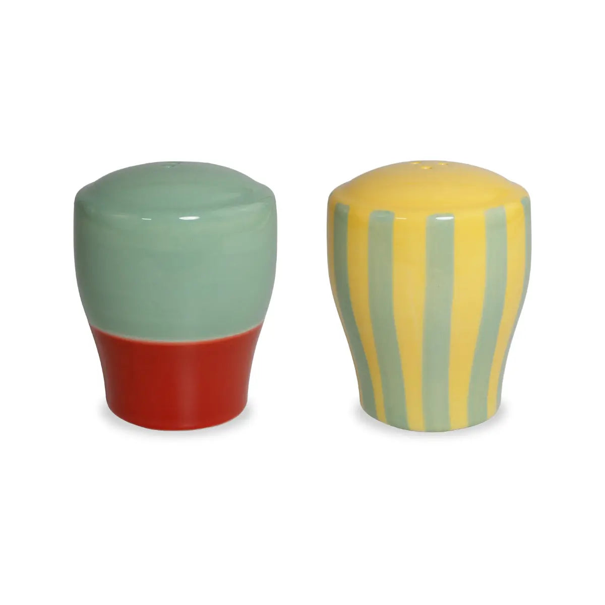 Set sale e pepe in ceramica con fantasia geometrica e colori tenui. Sfondo bianco 