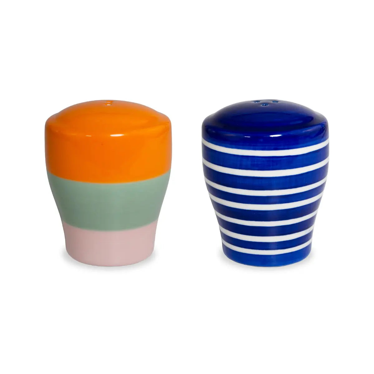 Set sale e pepe in ceramica con fantasia geometrica e colori vivaci. Sfondo bianco 