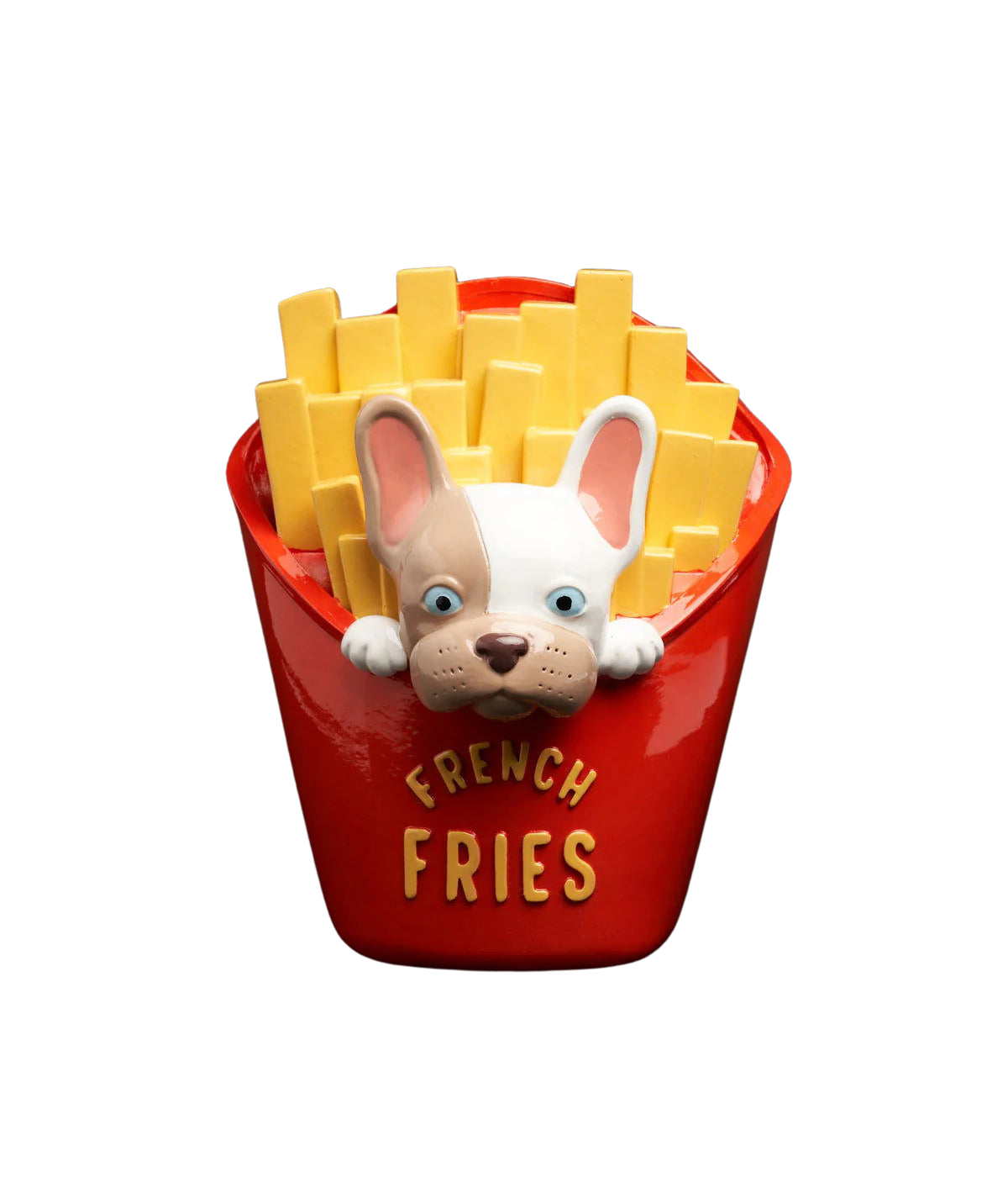 Salvadanaio con testa di bulldog che esce da confezione rossa di patatine fritte. Sfondo bianco