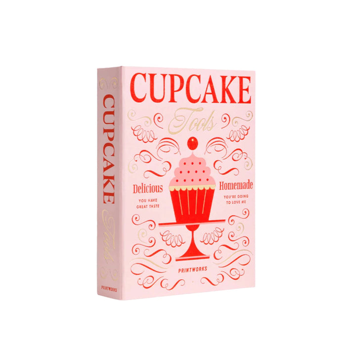 Scatola rosa con Design a libro per preparare cupcake. Scritta cupcake rossa. Sfondo bianco