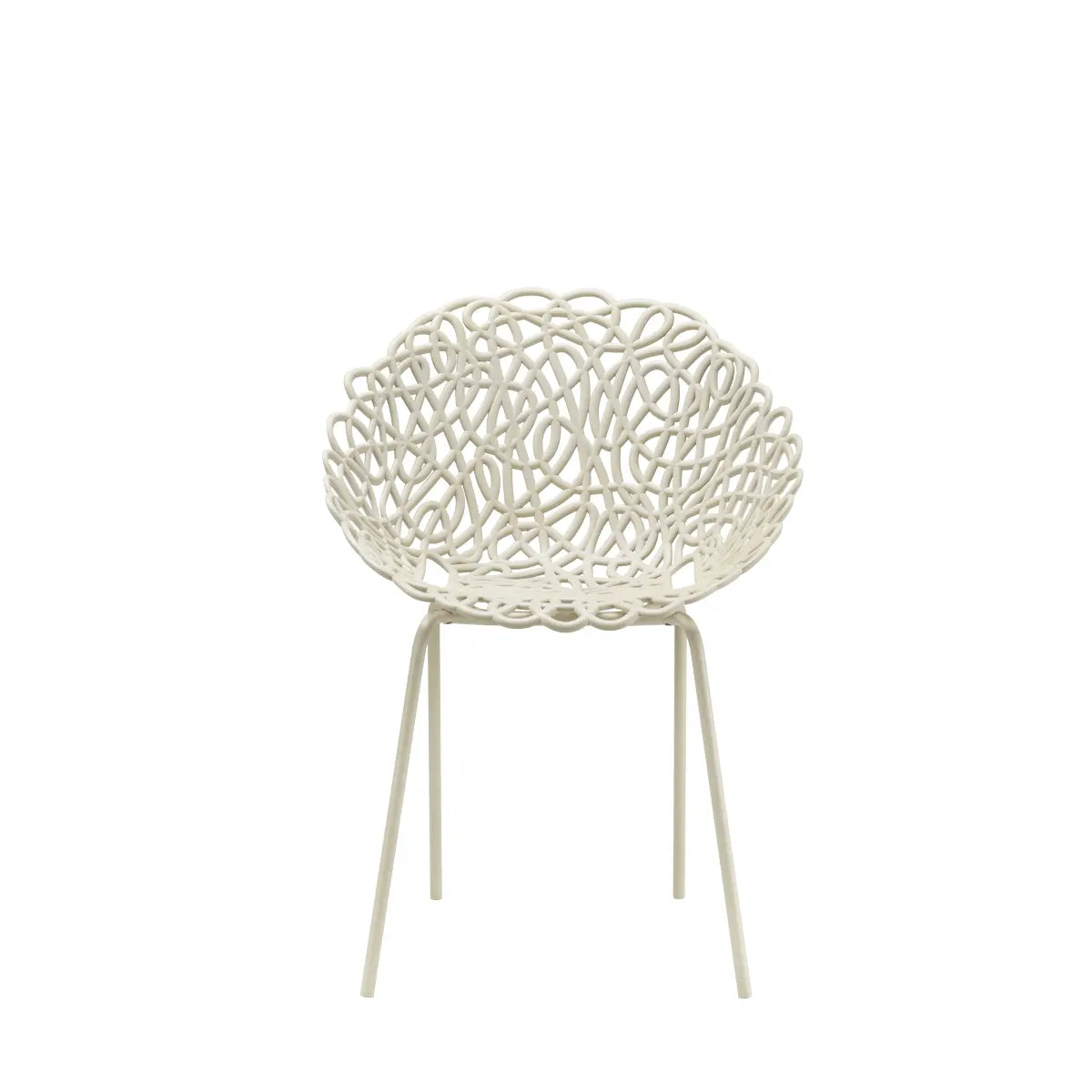 Sedia avorio creata da linee sinuose e annodate che lasciano spazi vuoti nella struttura della seduta, vista frontale