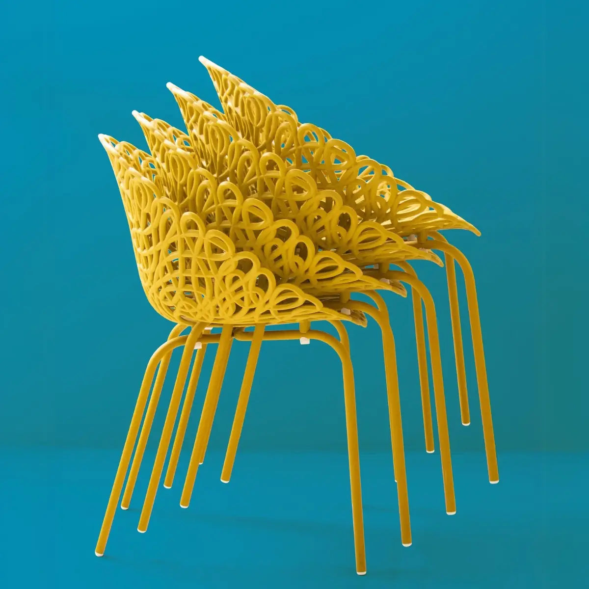 Quattro sedie impilate una sull'altra