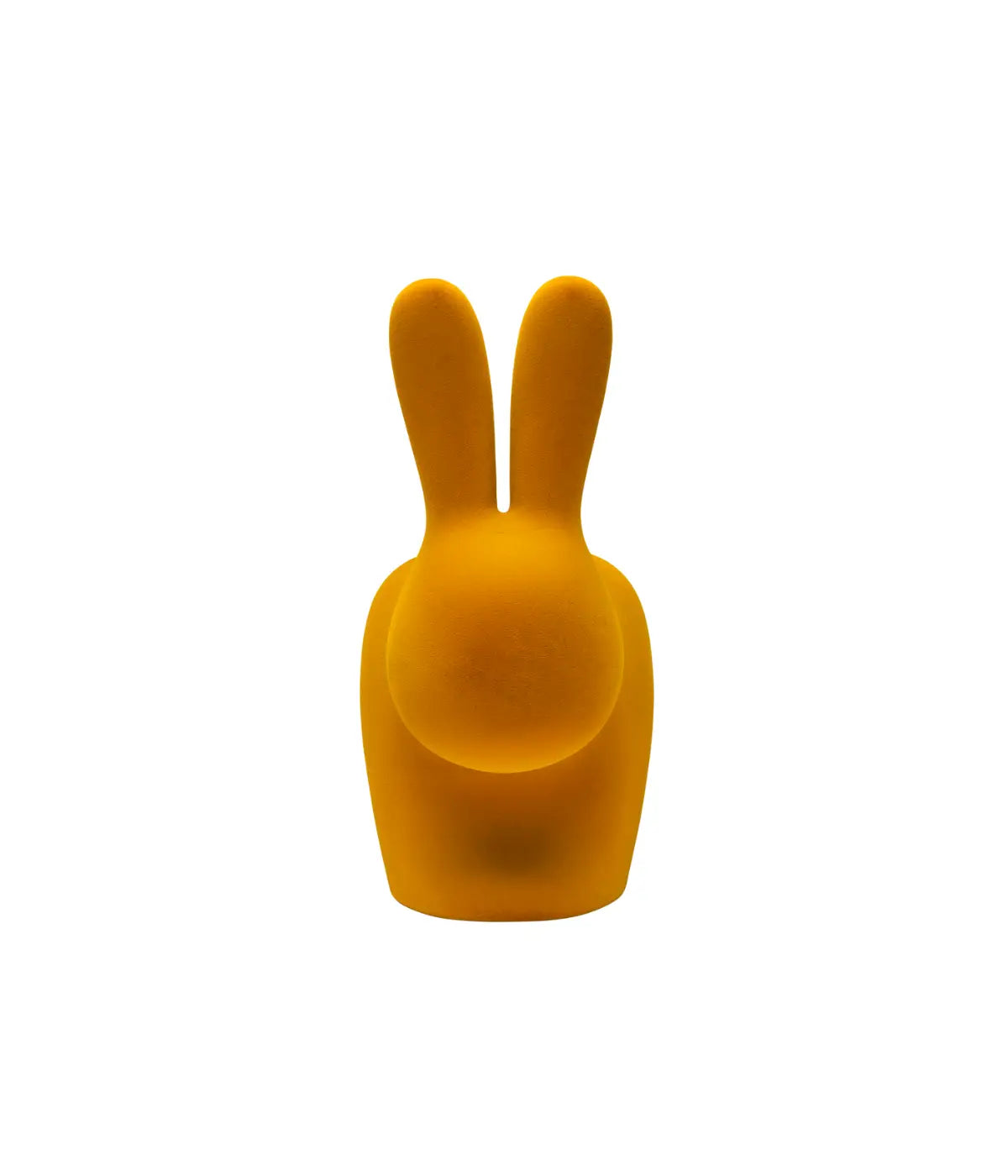 Sedia a forma di coniglio in velluto color senape. Immagine su sfondo bianco