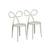 Coppia di due sedie bianche con schienale a fiocco