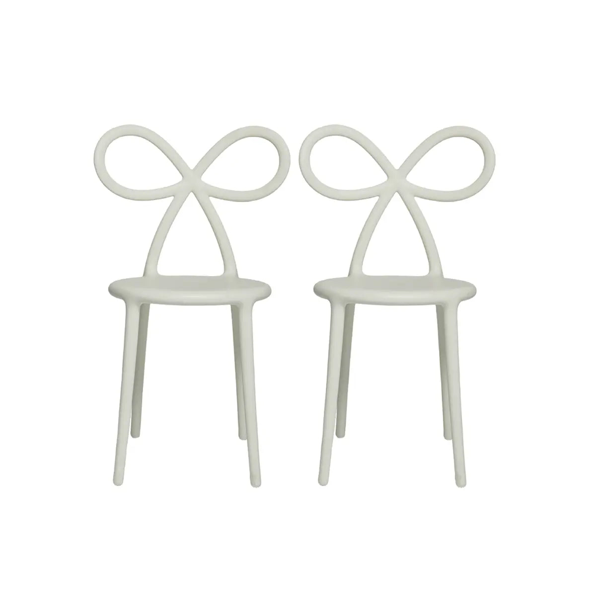 Sedie bianche con schienale a fiocco vista frontale