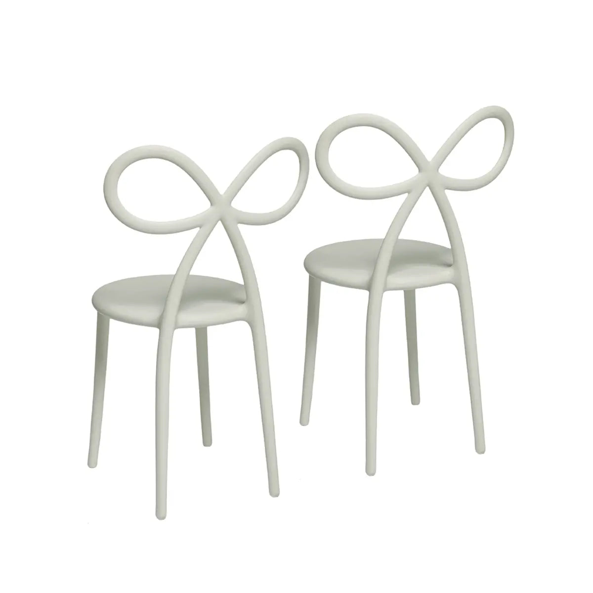 Sedie bianche con schienale a fiocco vista posteriore
