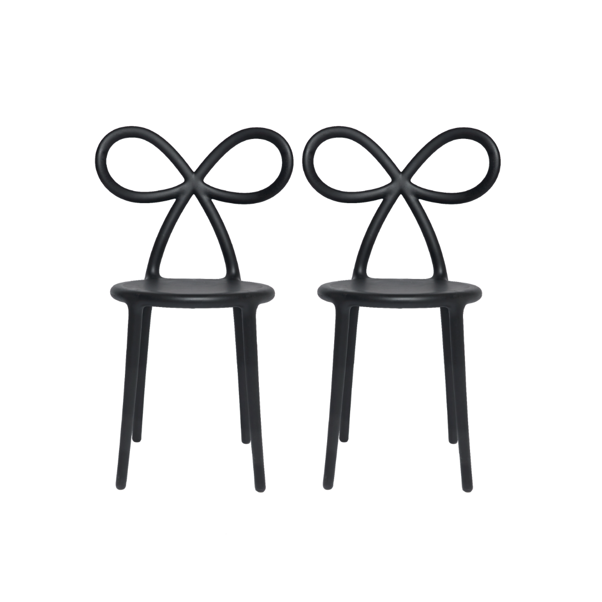 Coppia di due sedie nere con schienale a fiocco vista frontale