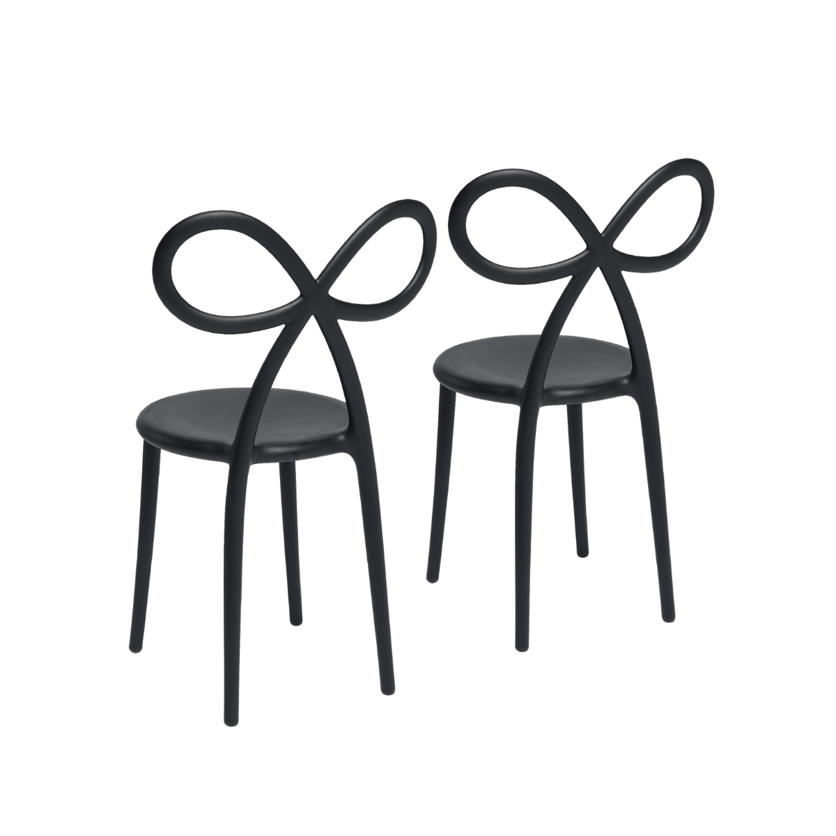 Coppia di due sedie nere con schienale a fiocco vista da dietro