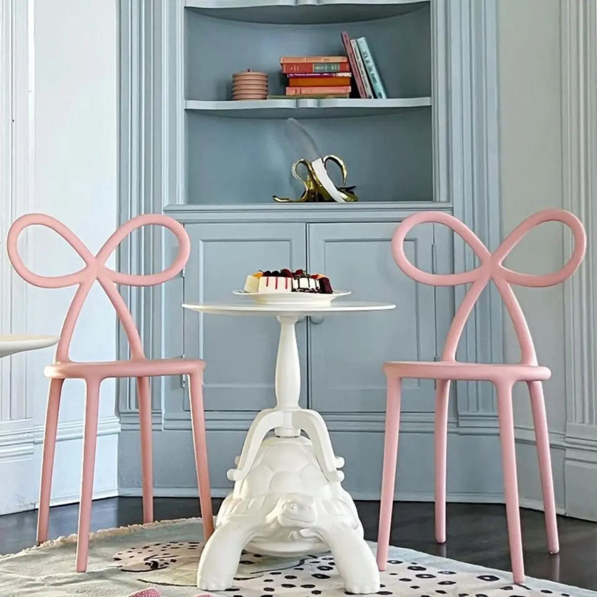 Due sedie rosa con schienale a forma di fiocco