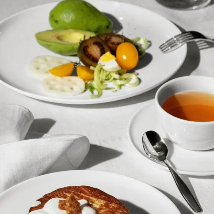 tavola apparecchiata con il set di piatti di design Itsumo di Alessi