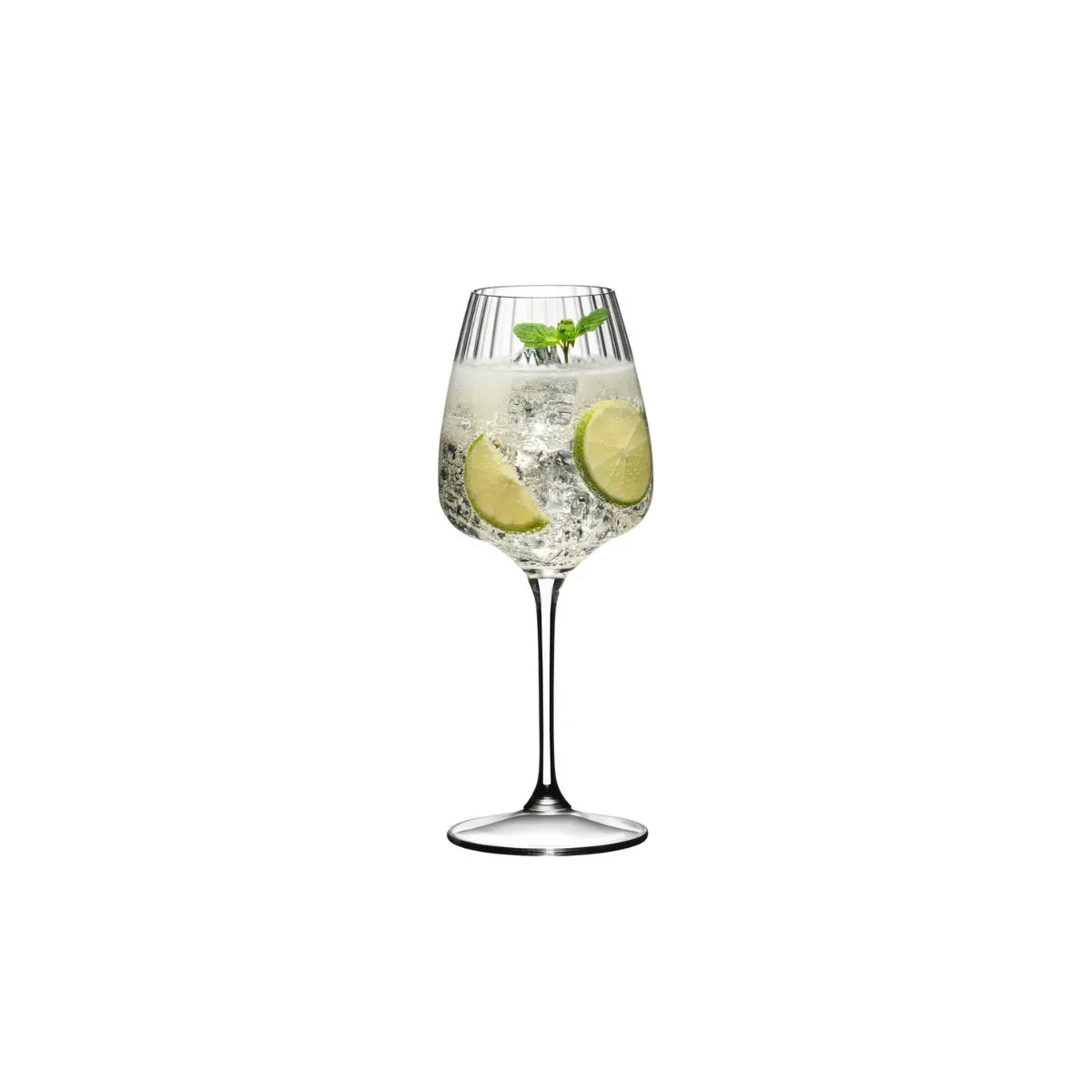 Calice da cocktail in cristallo Riedel contenente un cocktail trasparente con lime. Sfondo bianco