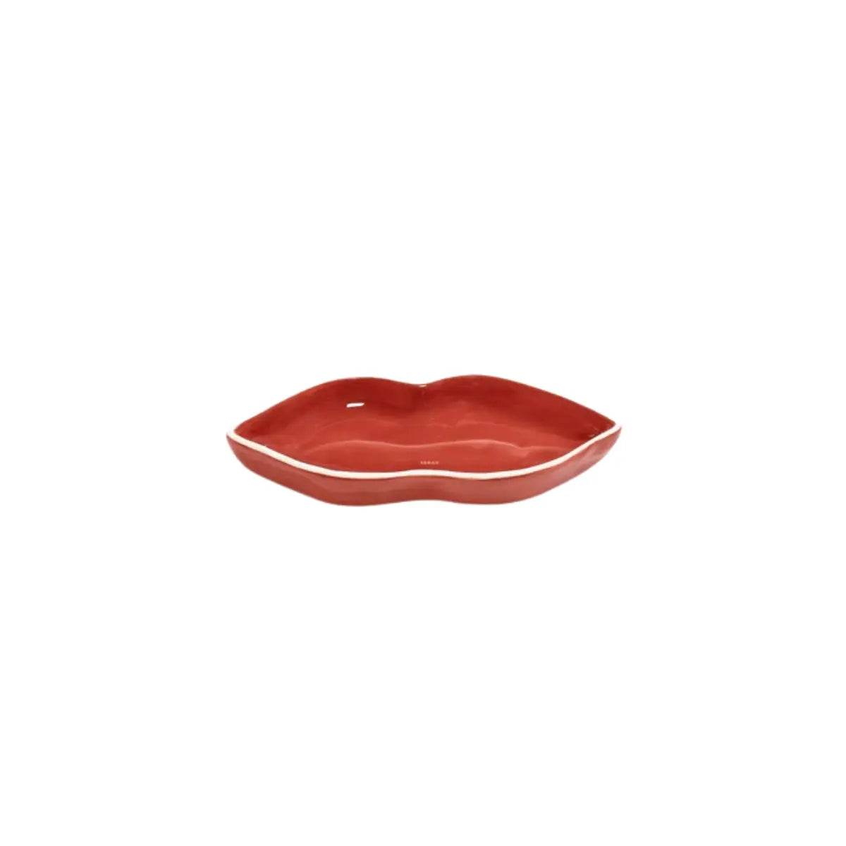 Dettaglio piatti Lips in ceramica smaltata rossa della collezione Les Objets Mouleversants – Serax