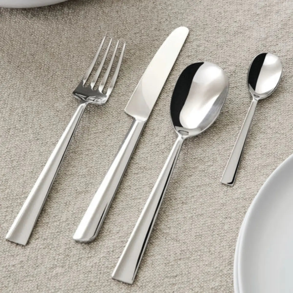 Set di posate in argento composti da coltello, forchetta, cucchiaio e cucchiaino a tavola