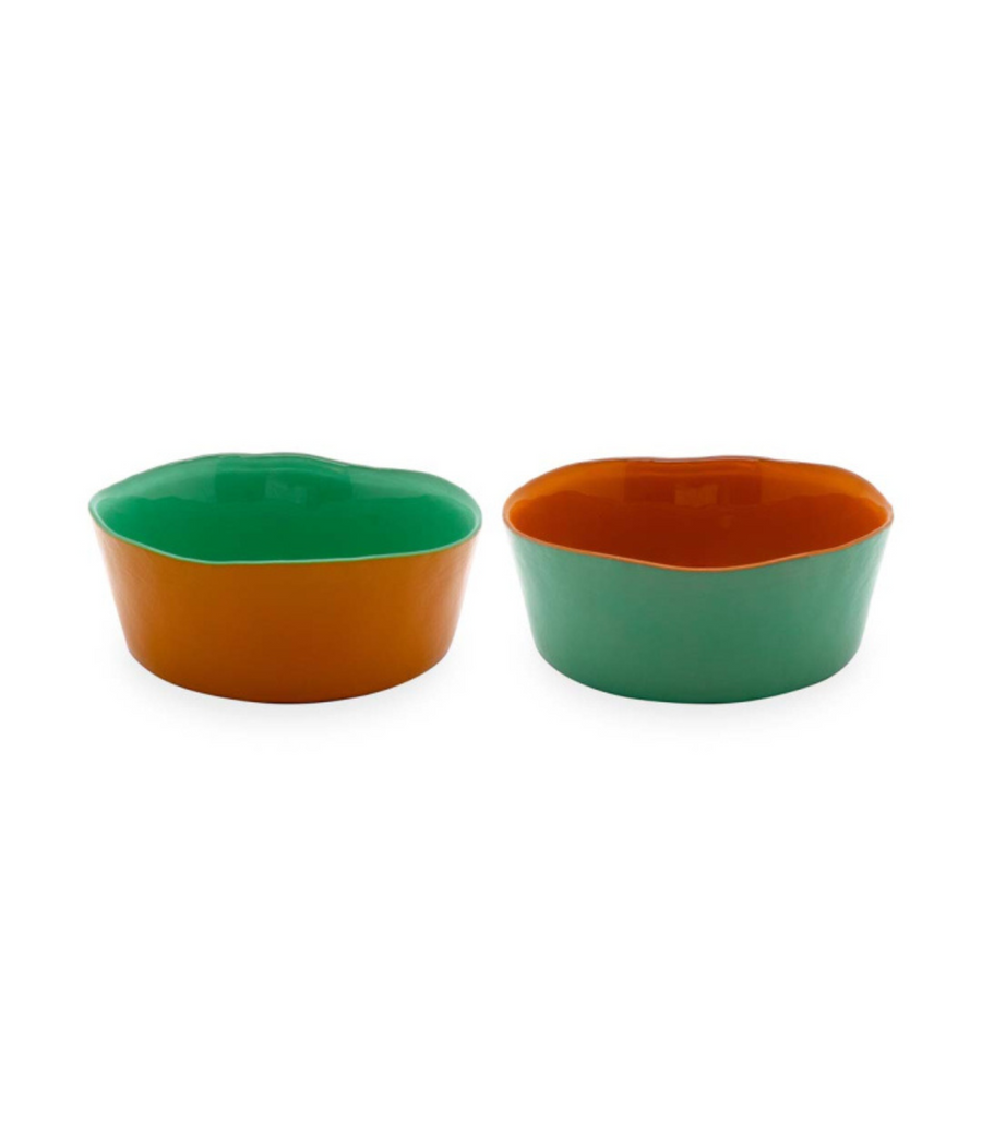 Due coppette vetro, una Arancio fuori Verde dentro. Una Verde fuori Arancio dentro. Sfondo bianco