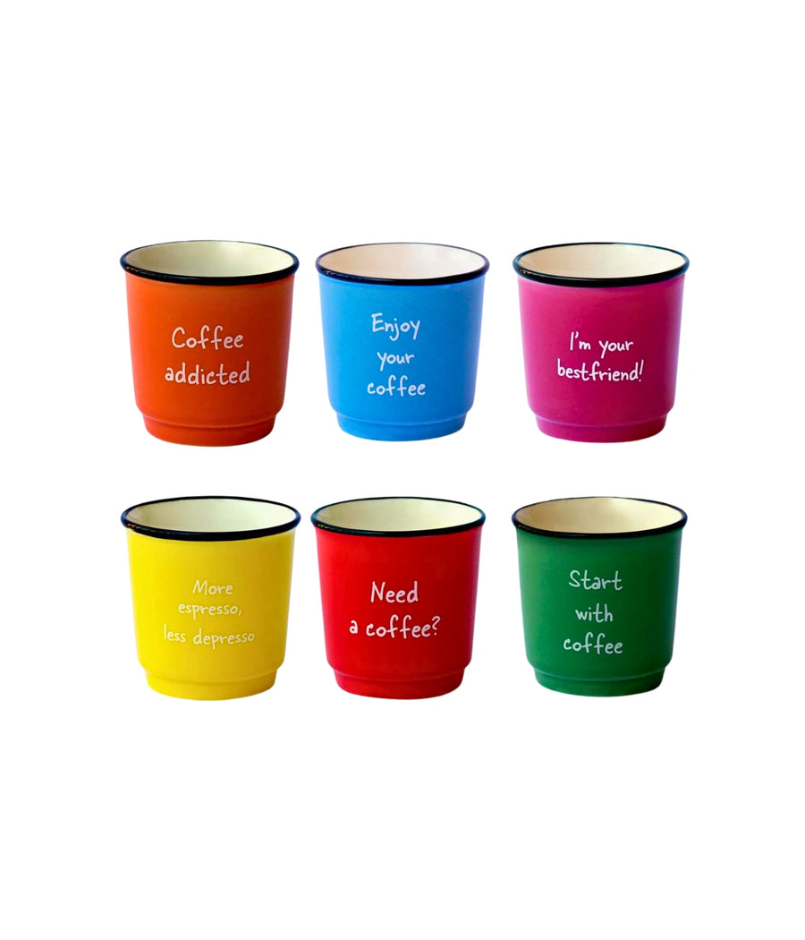 Sei tazzine da caffè con scritte. Colori arancio, azzurro, fuxia, giallo, rosso, verde. Sfondo bianco