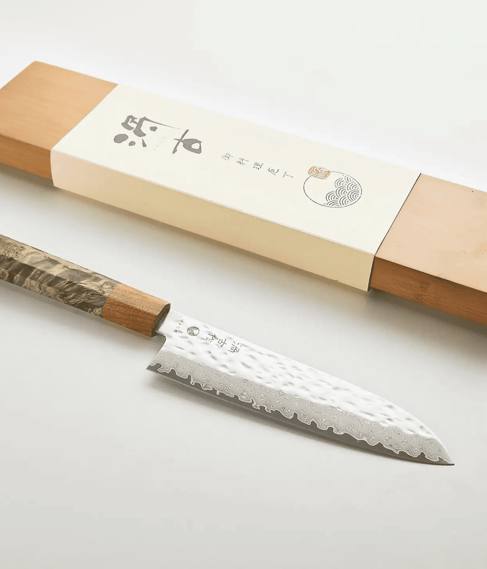 Lama con scritta Giapponese e lavorazione Tsuchime. Scatola in legno. Immagine su sfondo bianco.