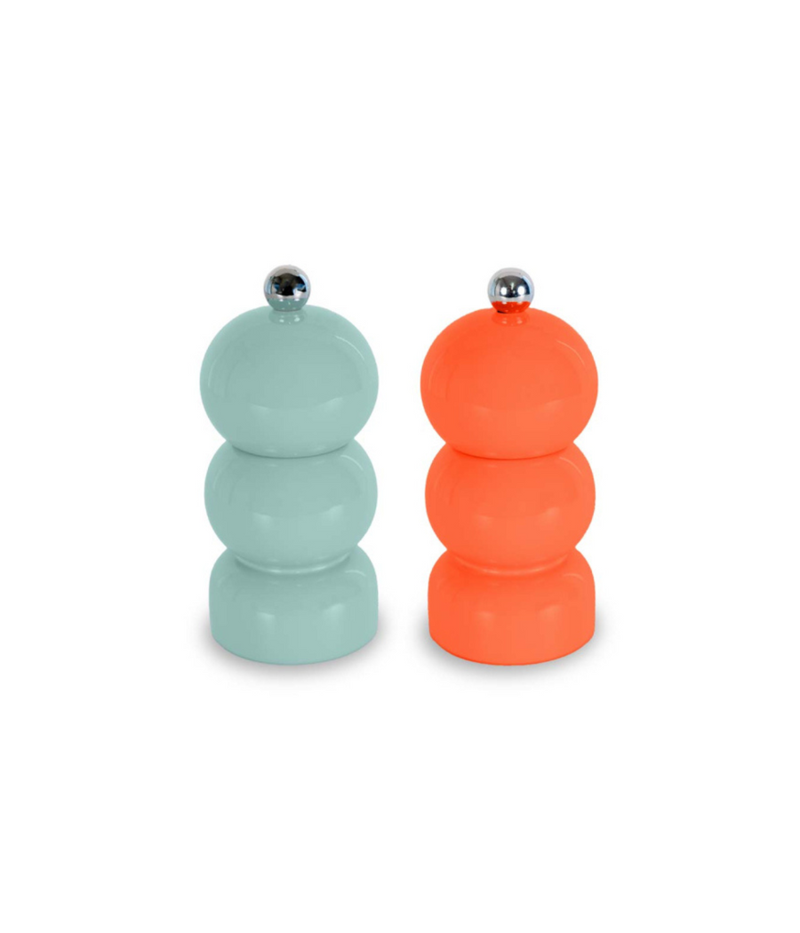 Set Macina Sale e Pepe con forma tondeggiante. Uno celeste e uno color corallo. Sfondo bianco