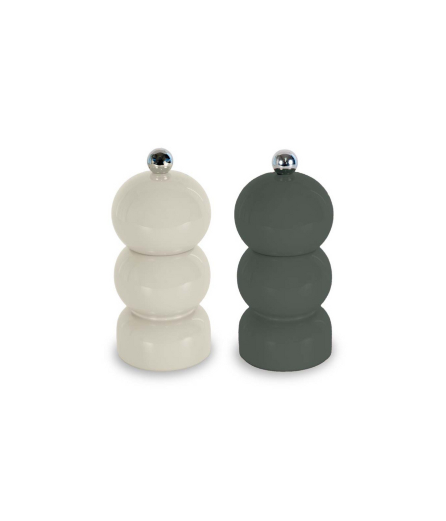 Set Macina Sale e Pepe con forma tondeggiante. Uno color crema e uno antracite. Sfondo bianco