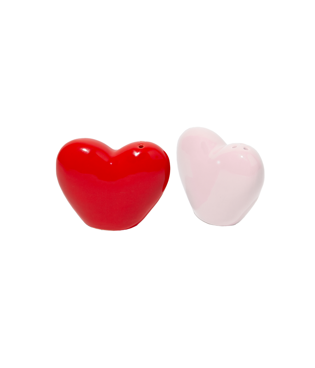 Due cuori in ceramica uno rosso e uno rosa. Fori per uscita sale e pepe. Immagine su sfondo bianco