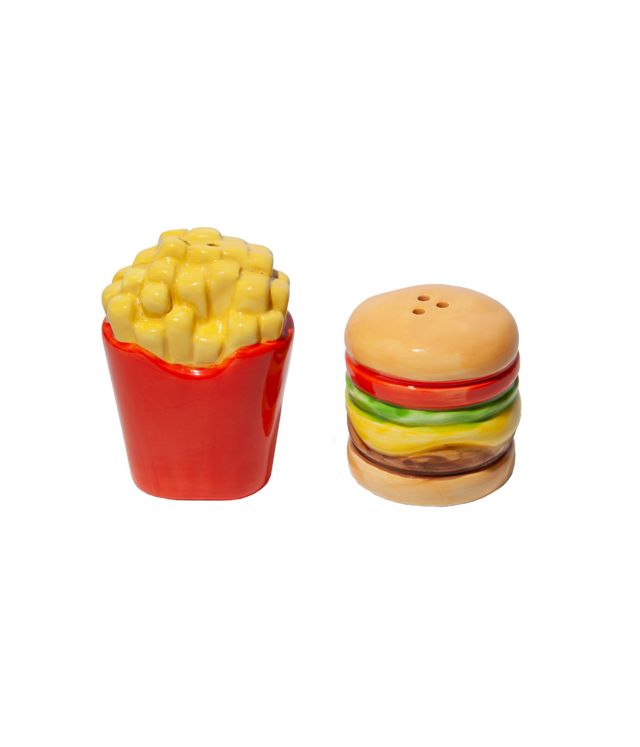 Due porta spezie uno a forma di hamburger e patatine. Fori per uscita sale e pepe. Sfondo bianco
