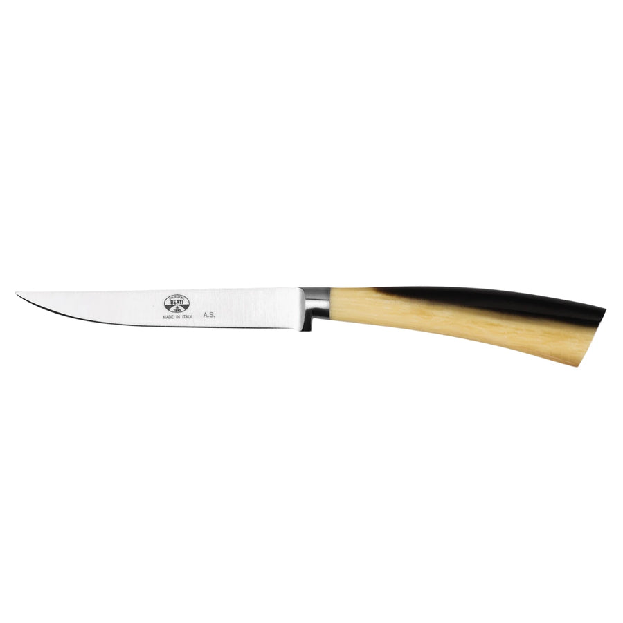 Un coltello da carne con manico simil corno e lama in acciaio inox, logo Berti. Sfondo bianco