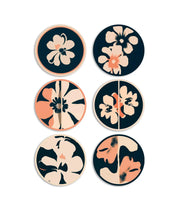 Set di 6 tovagliette con motivo floreale sui toni del blu e del rosa. Immagine su sfondo bianco