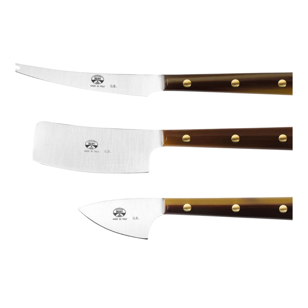 Set tre coltelli da formaggi, manico marrone, lama marcata berti in acciaio inox. Sfondo bianco