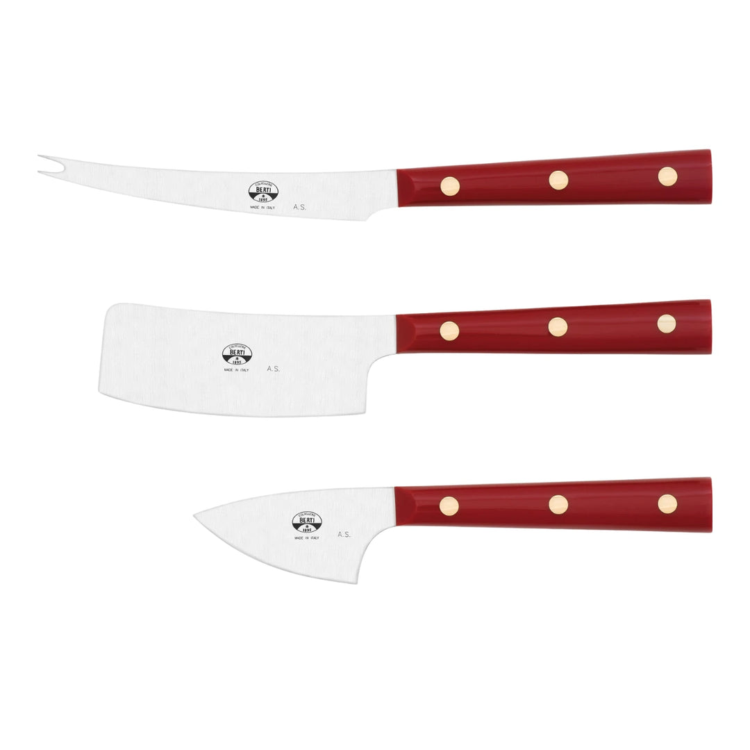 Set tre coltelli da formaggi, manico rosso, lama marcata berti in acciaio inox. Sfondo bianco