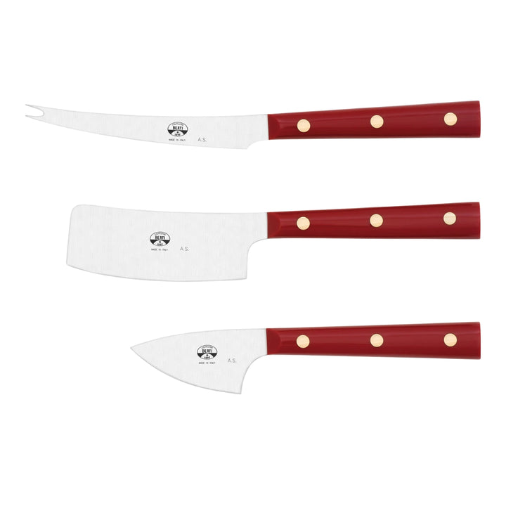 Set tre coltelli da formaggi, manico rosso, lama marcata berti in acciaio inox. Sfondo bianco