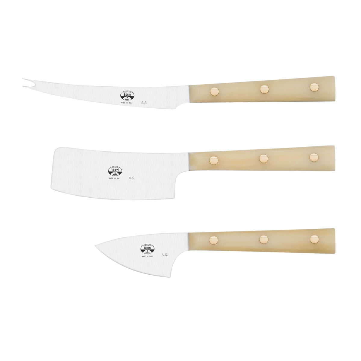 Set tre coltelli da formaggi, manico crema, lama marcata berti in acciaio inox. Sfondo bianco
