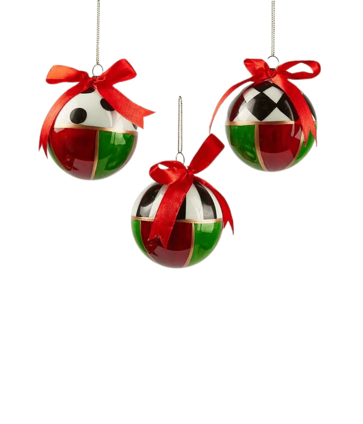 3 palline con laccio e fiocco rosso. Design a scacchi. Verdi, rosse, bianco nero, oro. Sfondo bianco