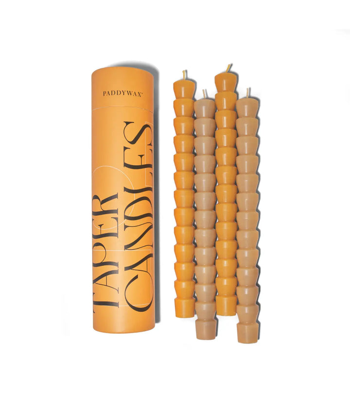 Scatola arancione con scritte nere. Due candele arancio, due beige. Forma Conica Sfondo bianco