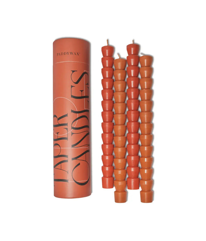 Scatola rossa con scritte nere. Due candele rosse, due terracotta. Forma Conica, sfondo bianco