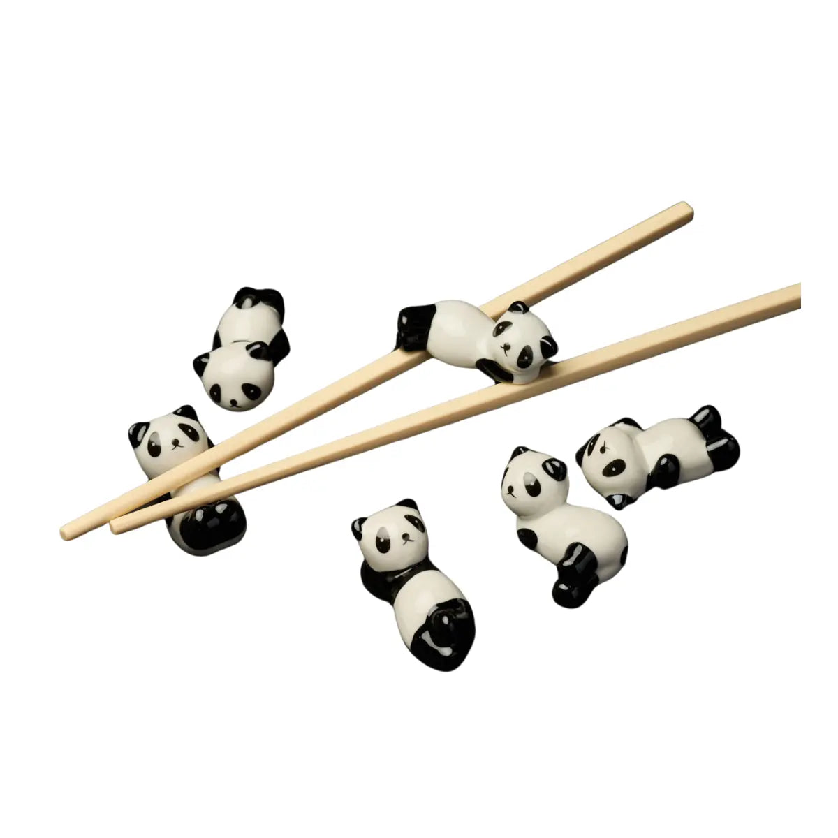Set sei porta posate a forma di panda in posizioni diverse appoggiati su bacchette sfondo bianco.