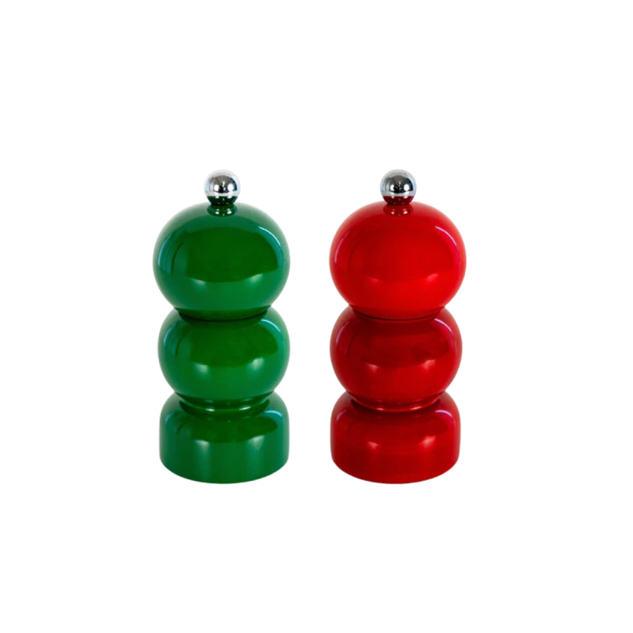 Due macina sale e pepe, in legno rosso. e verde. Immagine su sfondo bianco