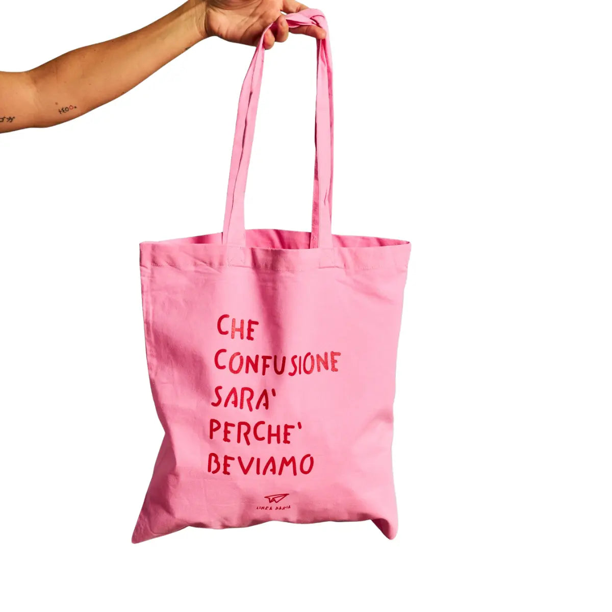 Shopper rosa di Linea Daria con la scritta "Che confusione sarà perché beviamo"