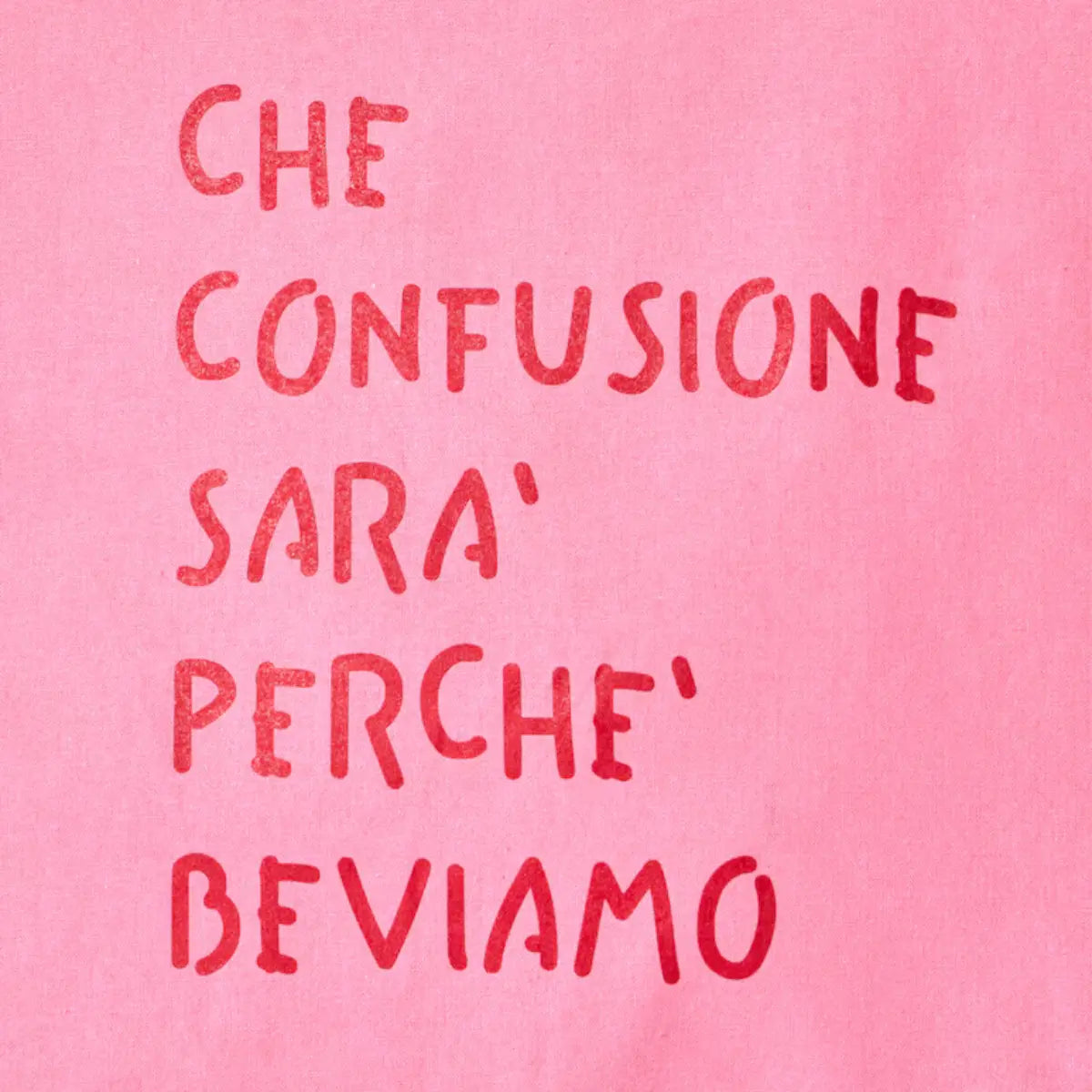 Dettaglio della scritta della shopper rosa di Linea Daria con la scritta "Che confusione sarà perché beviamo"
