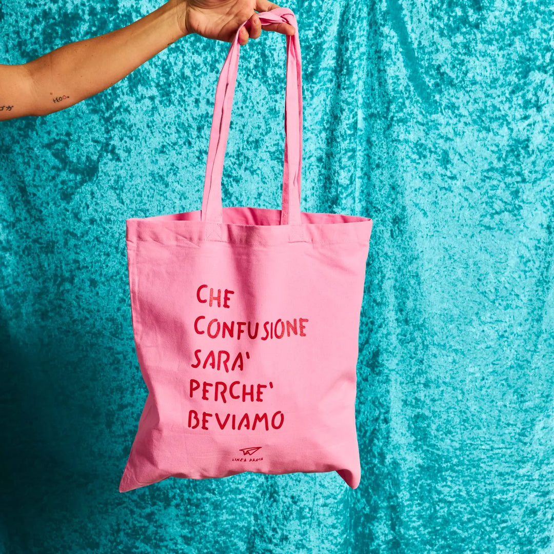 Shopper rosa di Linea Daria con la scritta "Che confusione sarà perché beviamo"