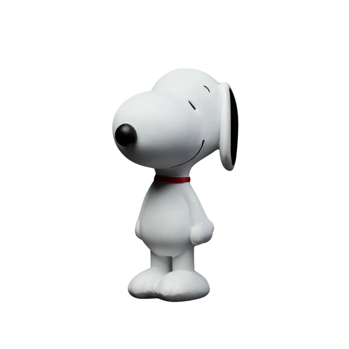 Snoopy Standing piccolo colore bianco con collare rosso. Sfondo bianco