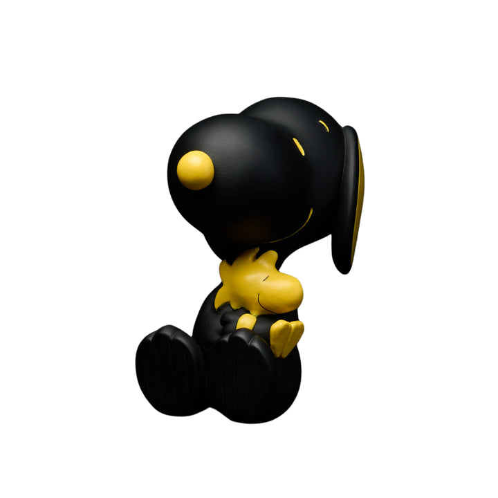 Snoopy Woodstock piccolo, colore nero che tiene in braccio Woodstock. Sfondo bianco