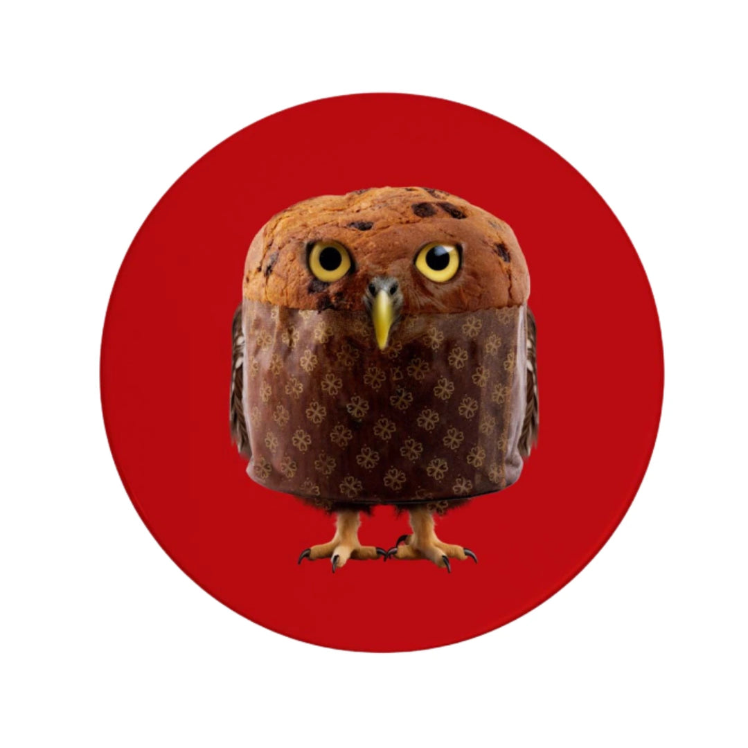 Immagine gufo a forma di panettone su fondo rosso.
