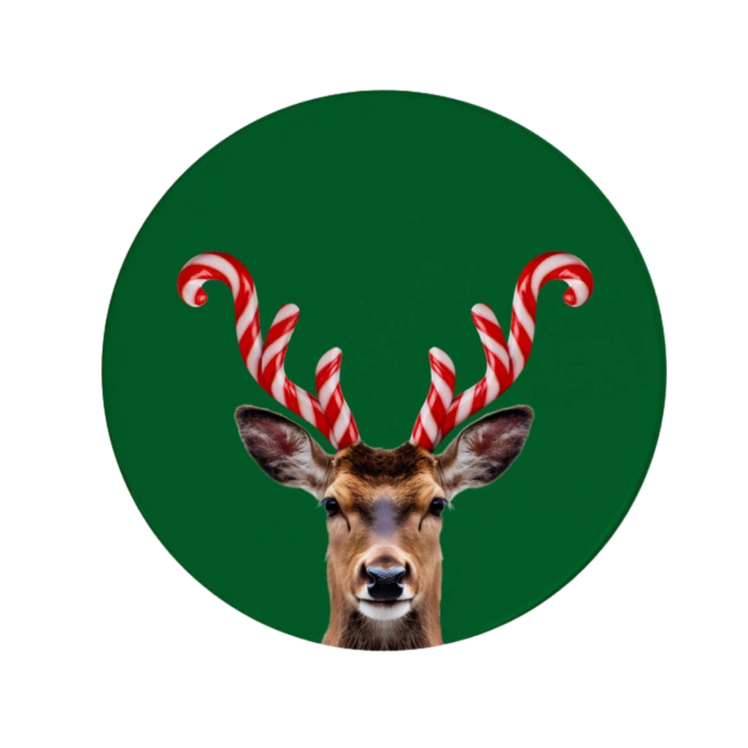 immagine renna natalizia con corna candy rosse e bianche su fondo verde.