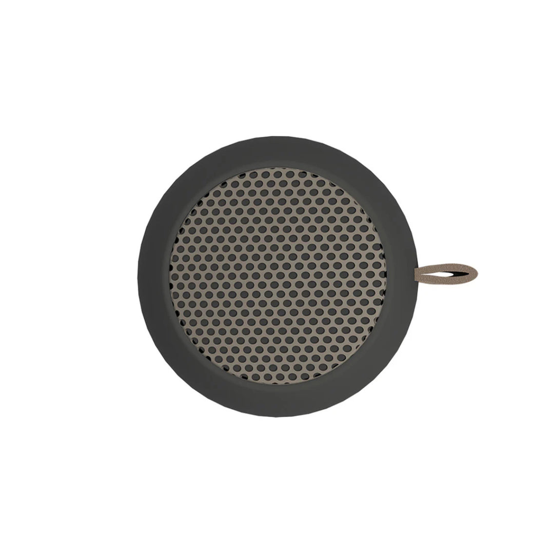 mini cassa audio nera vista dall'alto, su sfondo bianco. 