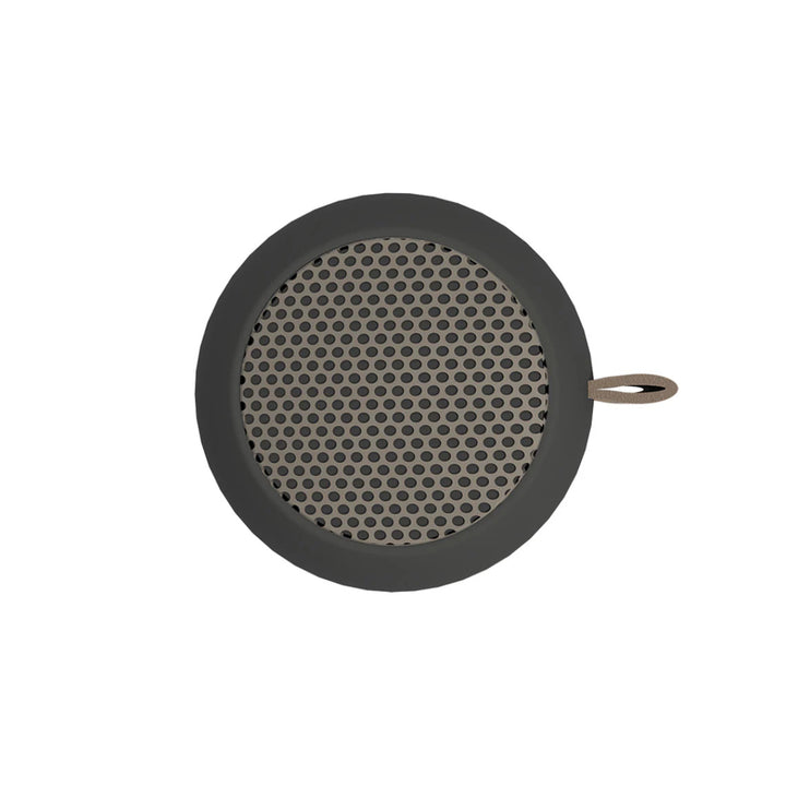 mini cassa audio nera vista dall'alto, su sfondo bianco. 