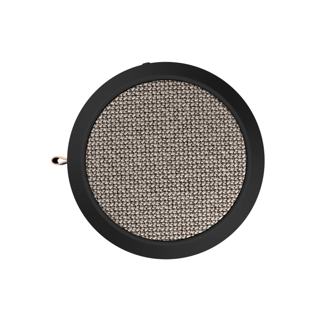 cassa audio portatile nera vista dall'alto, su sfondo bianco.