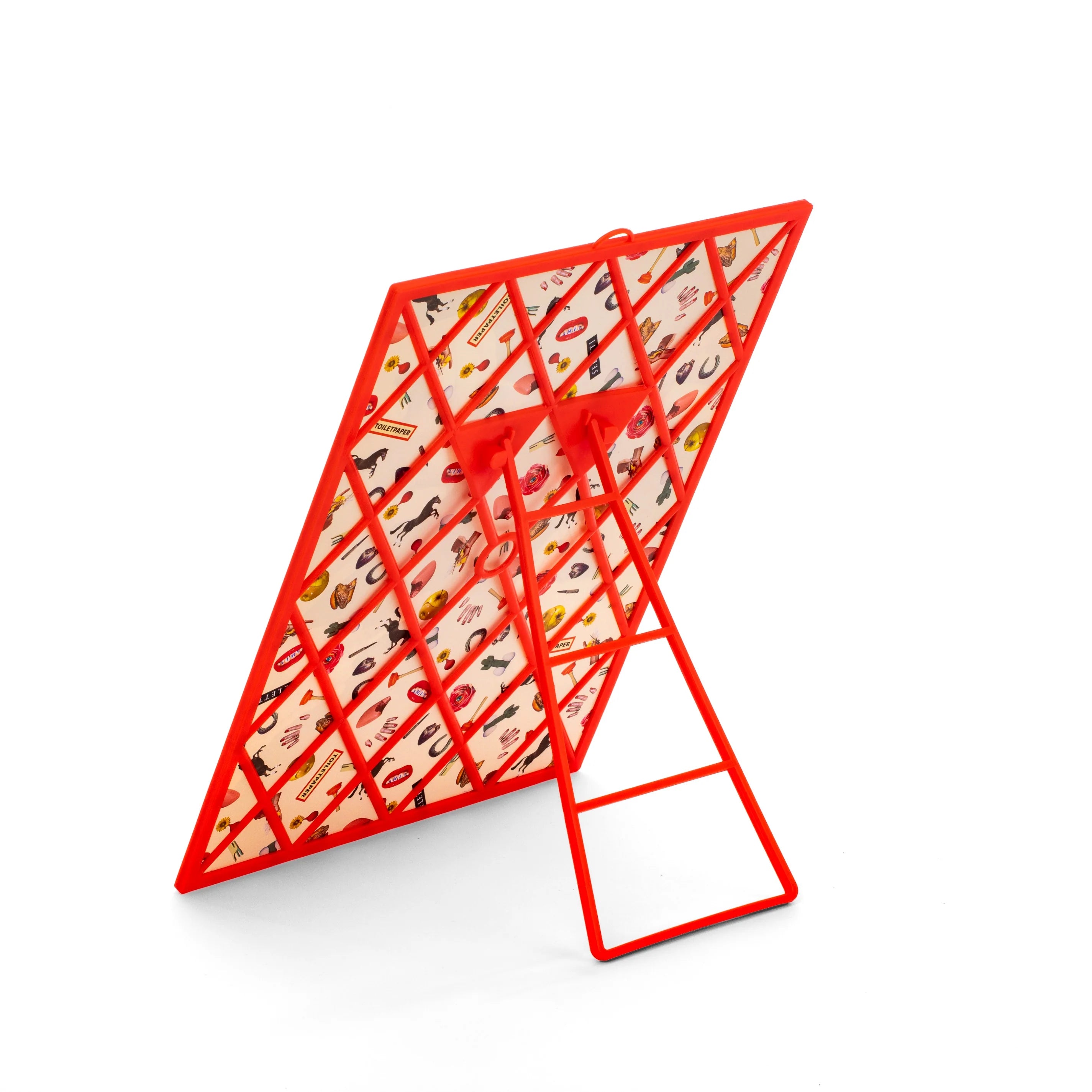 Retro dello specchio medio con fantasia lipstick. Cornice rossa di plastica con supporto per tenerlo in piedi e per appenderlo al muro. Sfondo bianco 